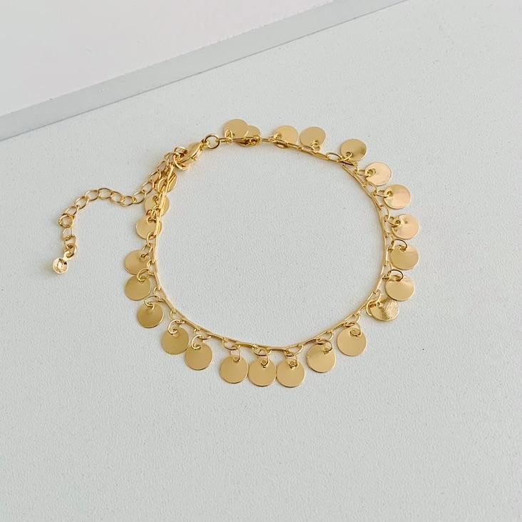 Pulseira com círculo pendurados