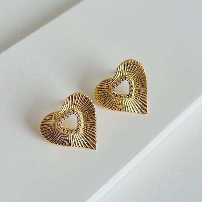 Brinco coração com coraçãozinho cravejado no meio