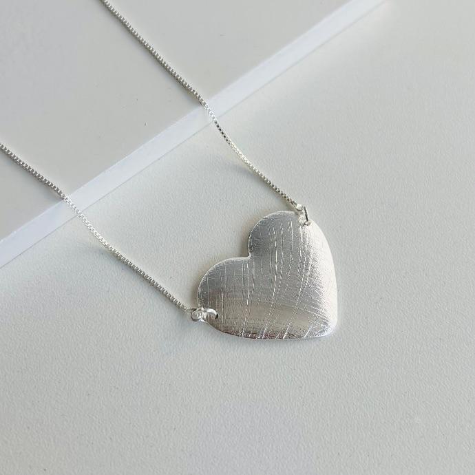 Colar coração escovado