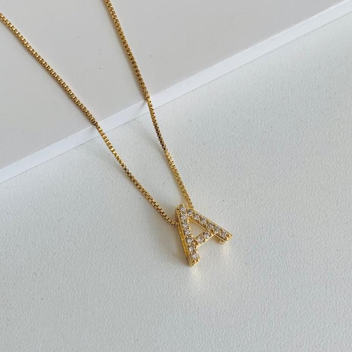 Colar inicial A cravejada