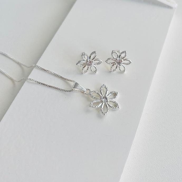 Conjunto flor vazada com zircônia