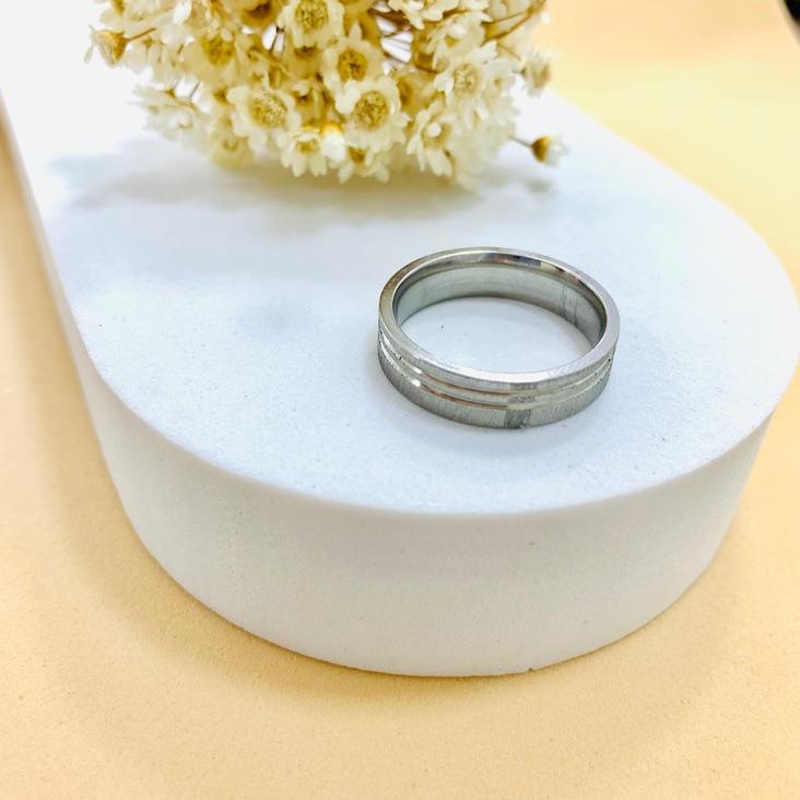 Aliança Steel escovada com 2 riscos