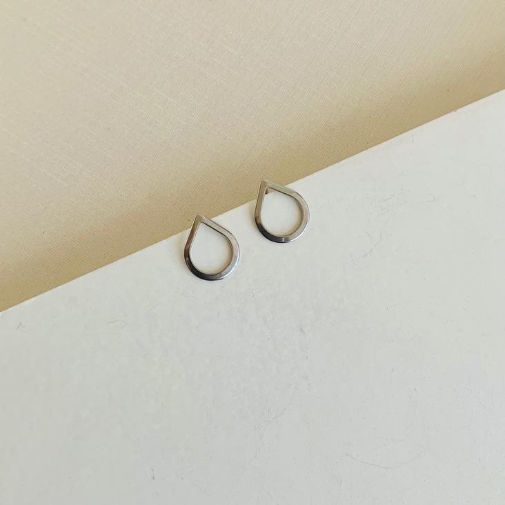 Brinco gota vazada lisa