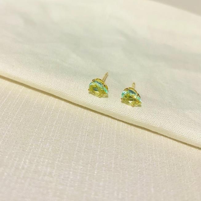 Brinco gota verde água dourada m