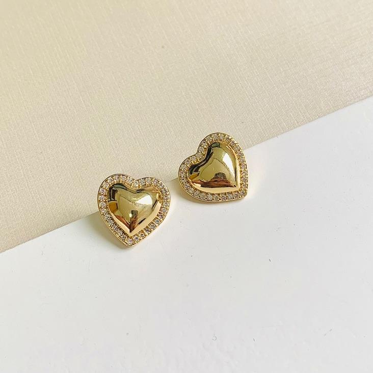 Brinco luxo coração cravejado em volta