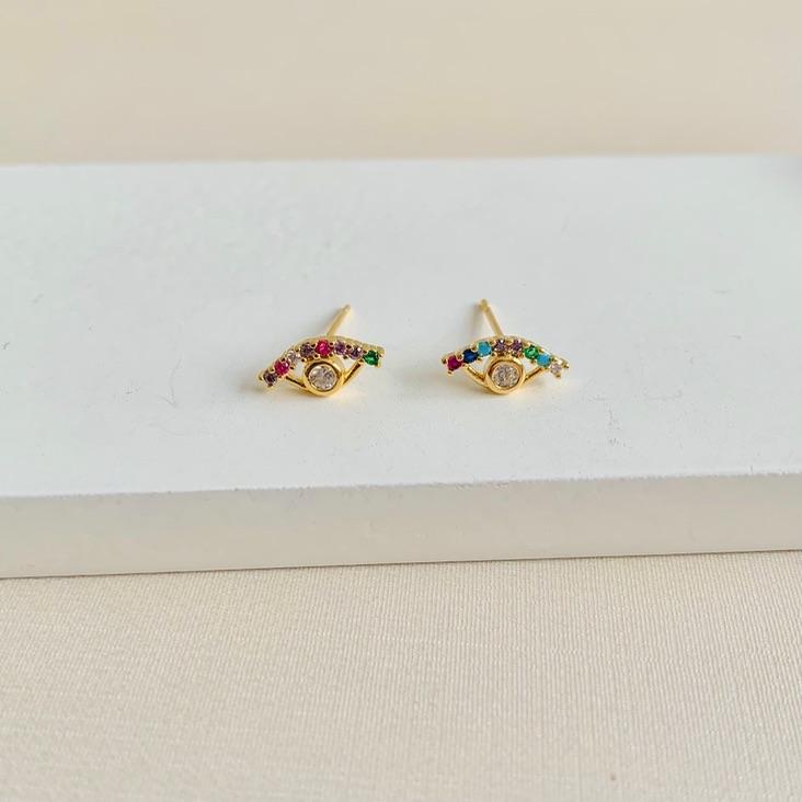 Brinco olho cravejado com zirconia