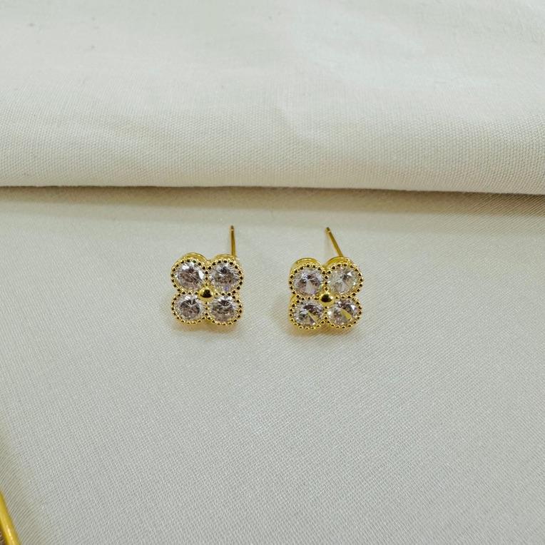 Brinco trevo cravejado G