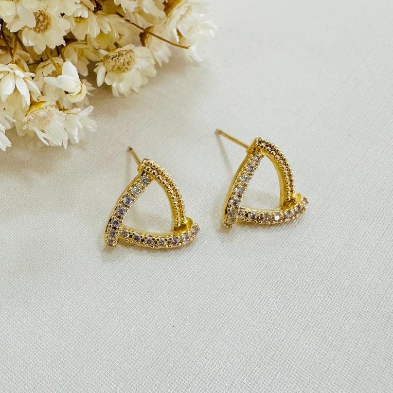 Brinco triangulo cravejado