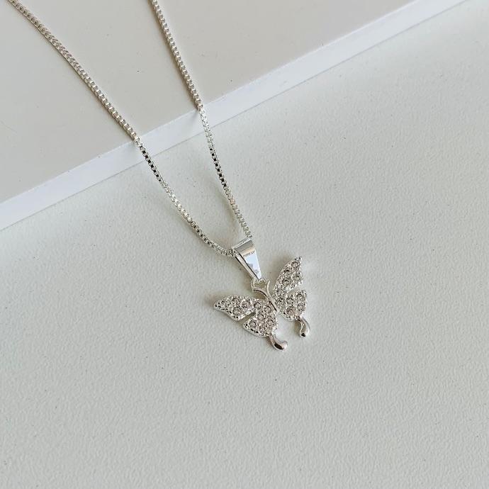 Colar borboleta cravejada