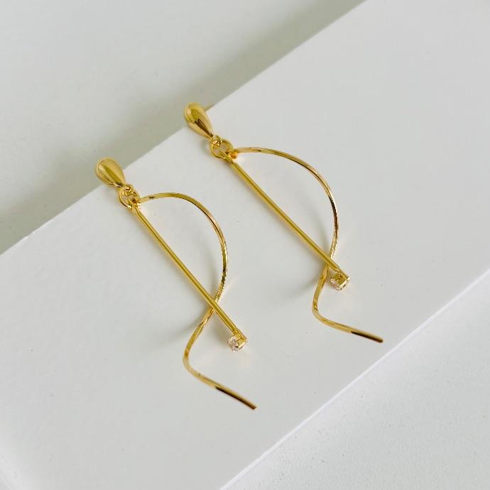 Brinco fio com zirconia com fio em volta