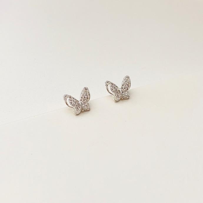 Brinco borboleta cravejada em relevo