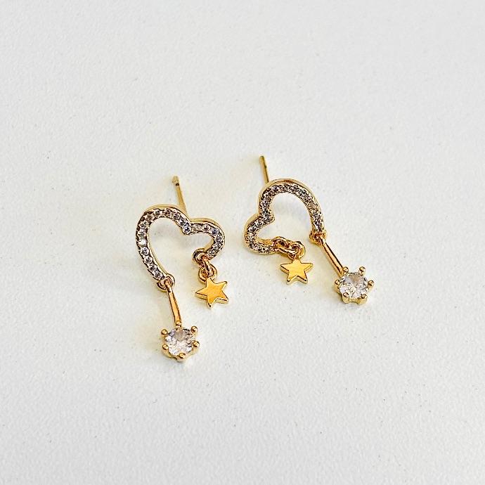 Brinco coração com estrela e ponto de luz