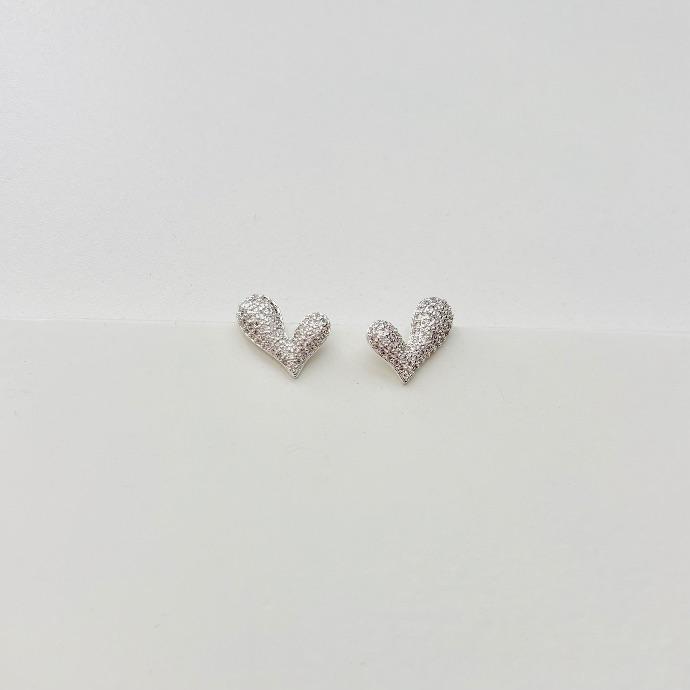 Brinco coração divertido cravejado
