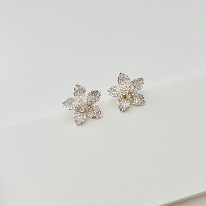 Brinco flor de luz cravejada