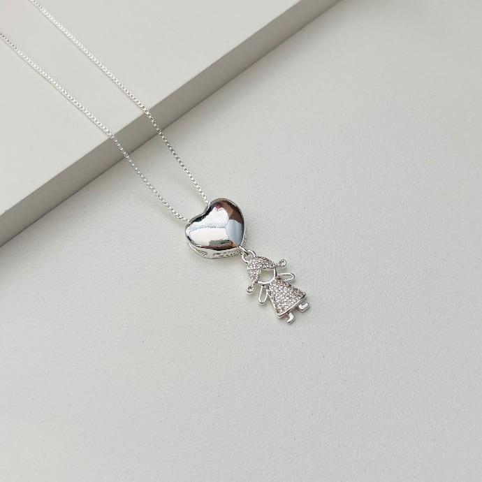 Colar coração grande com menininha