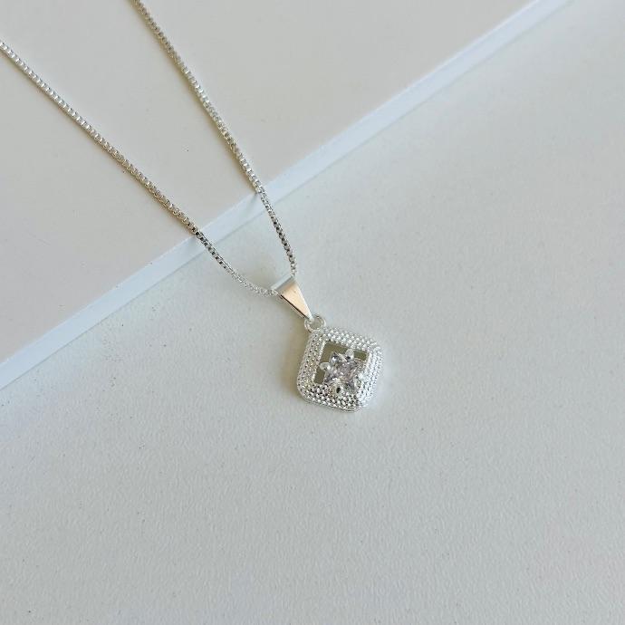 Colar quadrado com zirconia