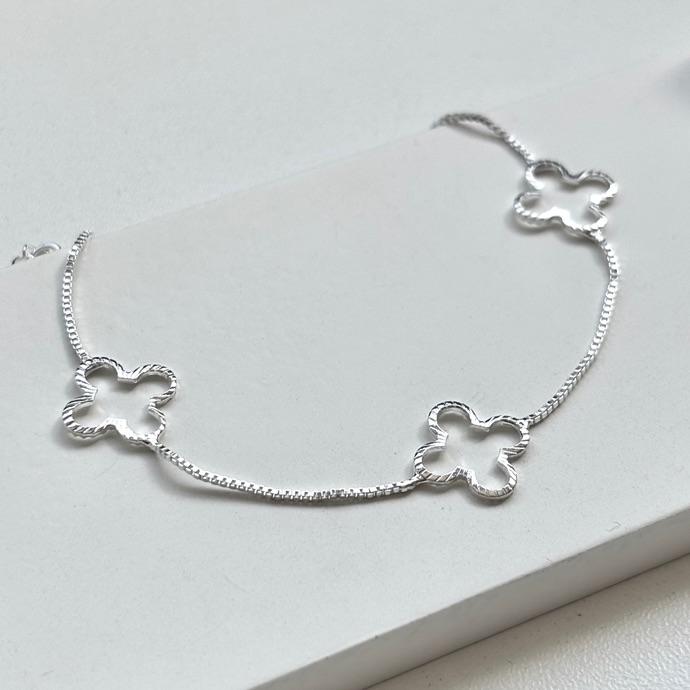 Pulseira trevo vazado liso