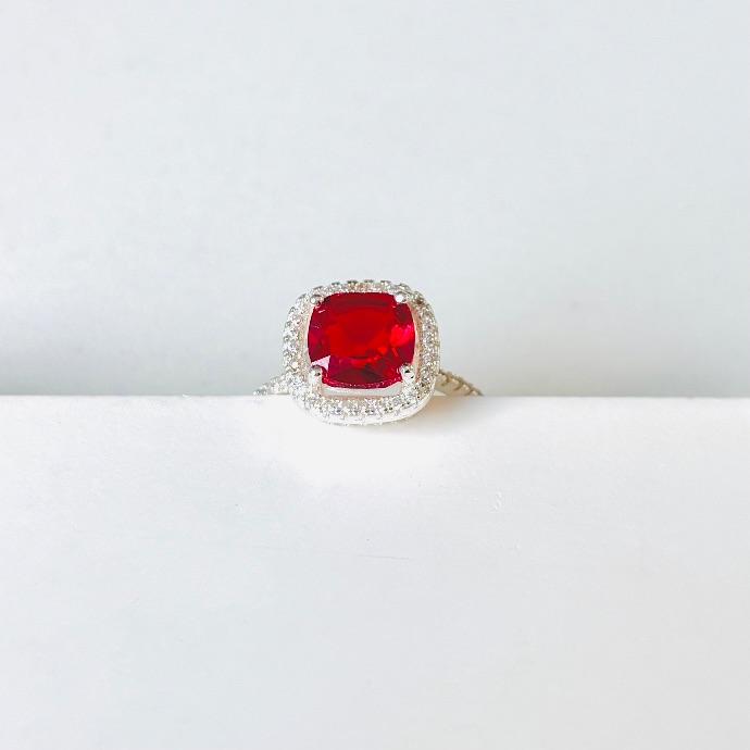 Anel luxo quadrado zirconia vermelha com cravejado em volta