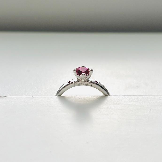Anel zirconia coração vermelho com 