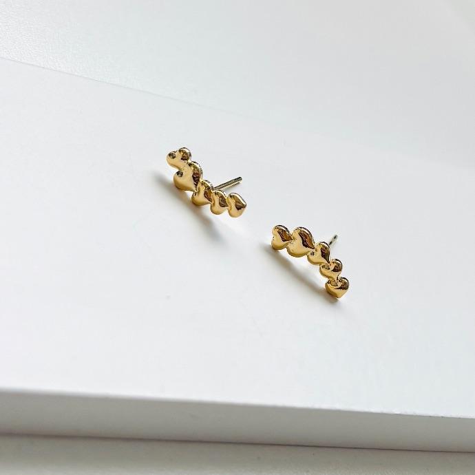 Brinco ear cuff corações