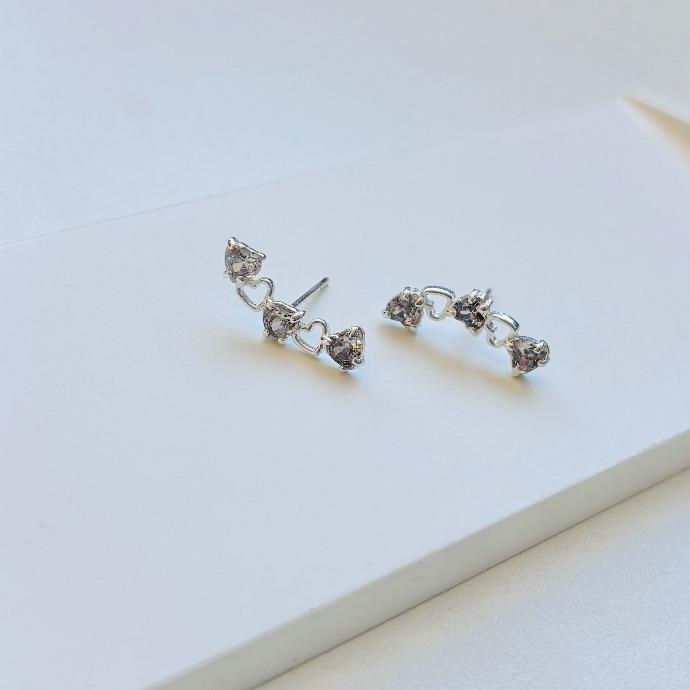 Brinco ear cuff coraçoes zirconias