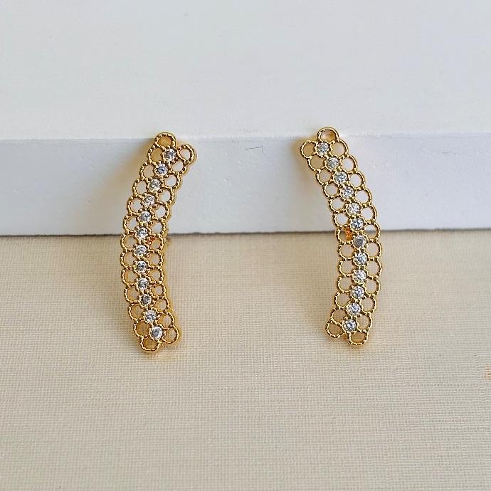 Brinco ear cuff cravejado