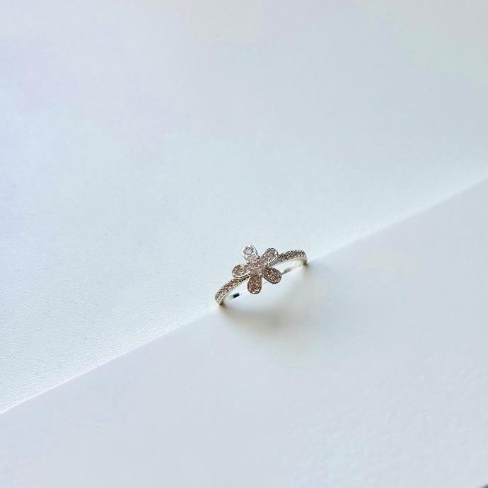 Anel flor de zircônias