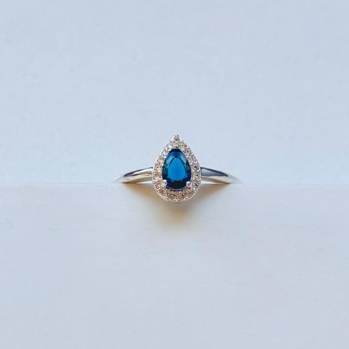 Anel gota zirconia azul com cravejado