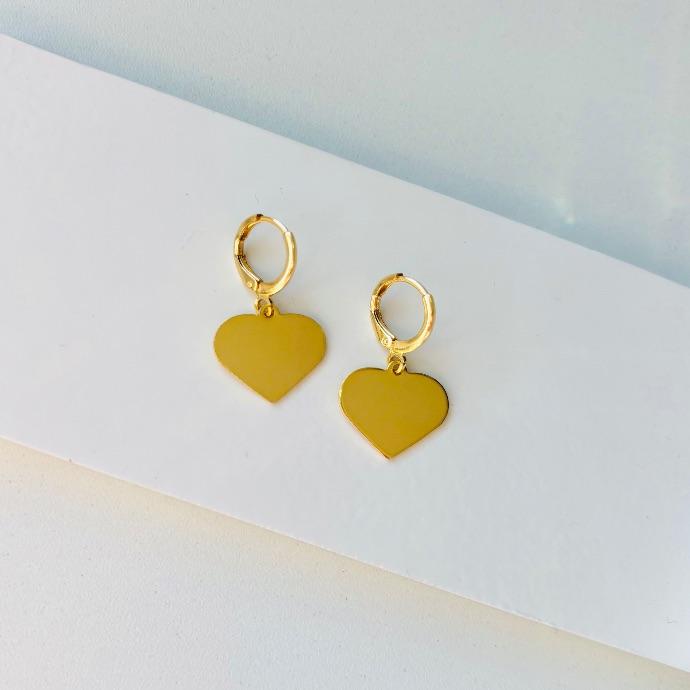 Brinco argolinha com coração liso