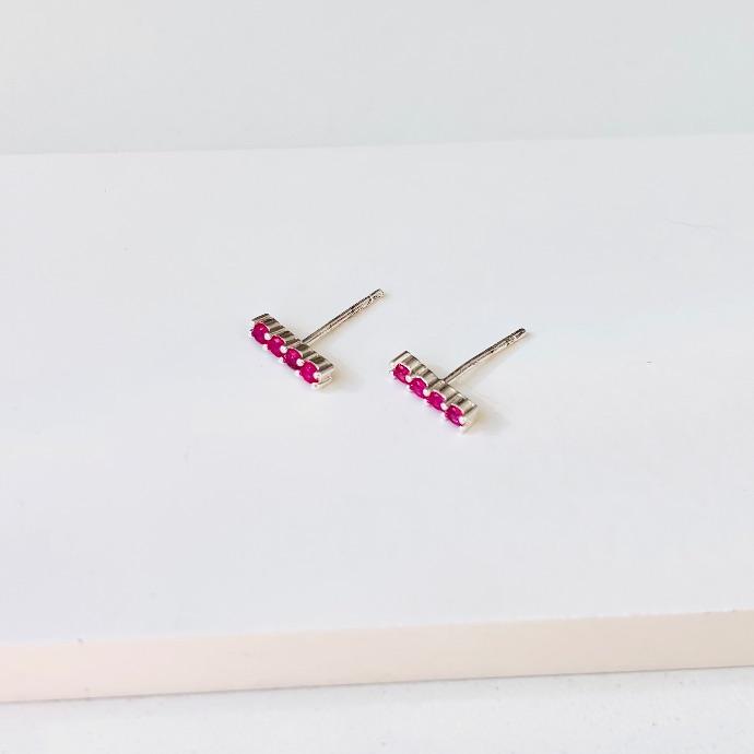 Brinco fio 4 zirconias rosa