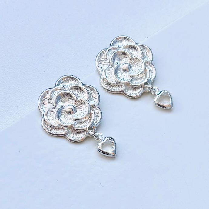 Brinco flor com zirconia coração