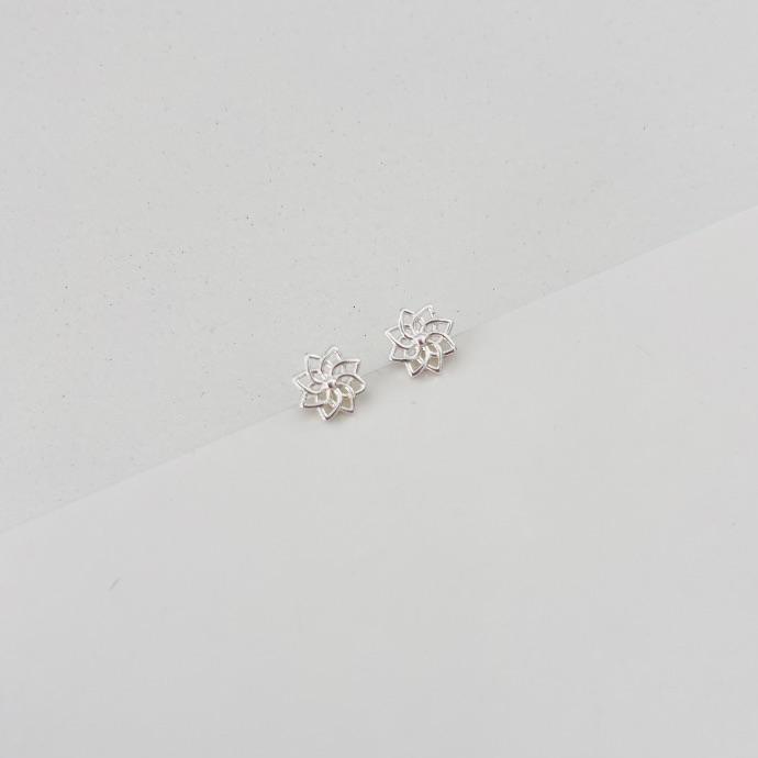 Brinco flor lisa