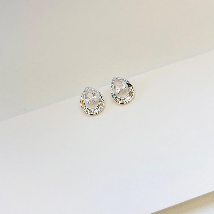 Brinco gota com zirconia