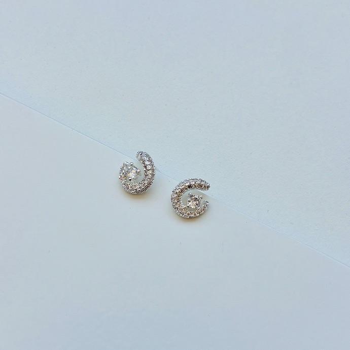 Brinco meia lua cravejado com zirconia