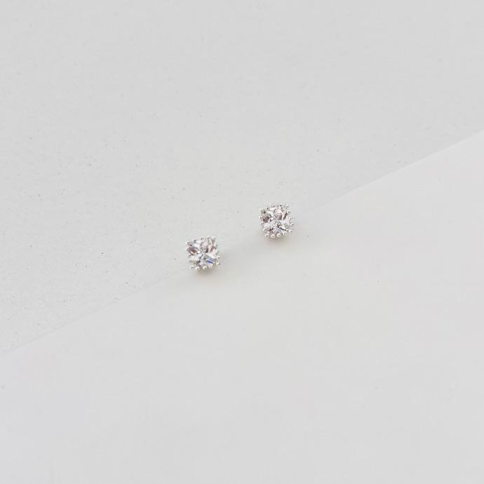 Brinco zirconia quadrada pequena