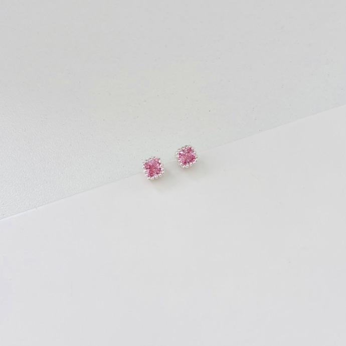 Brinco zirconia rosa quadrada pequena