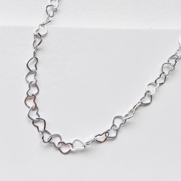Choker Elos de Coração Banho em Prata 40 cm