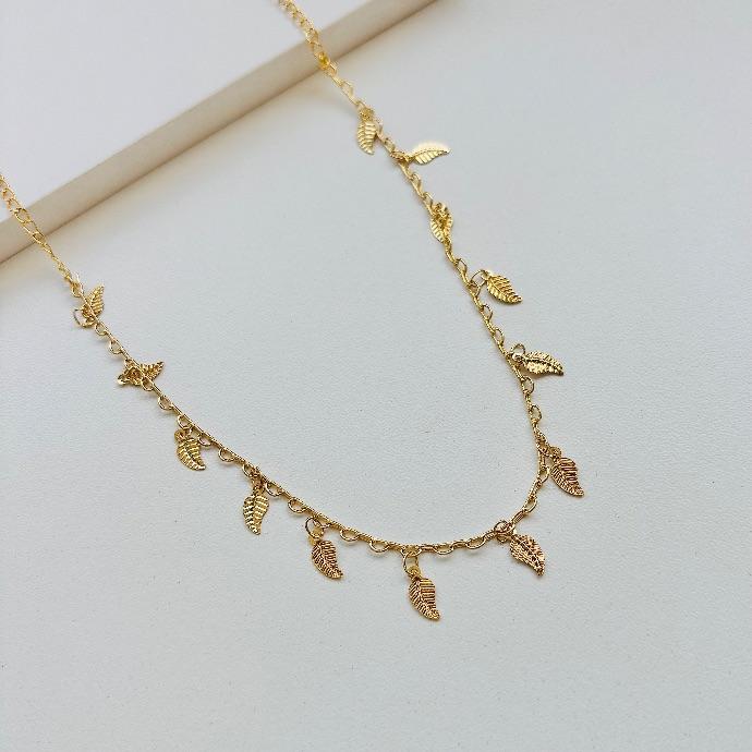Colar longo folhas penduricalhos
