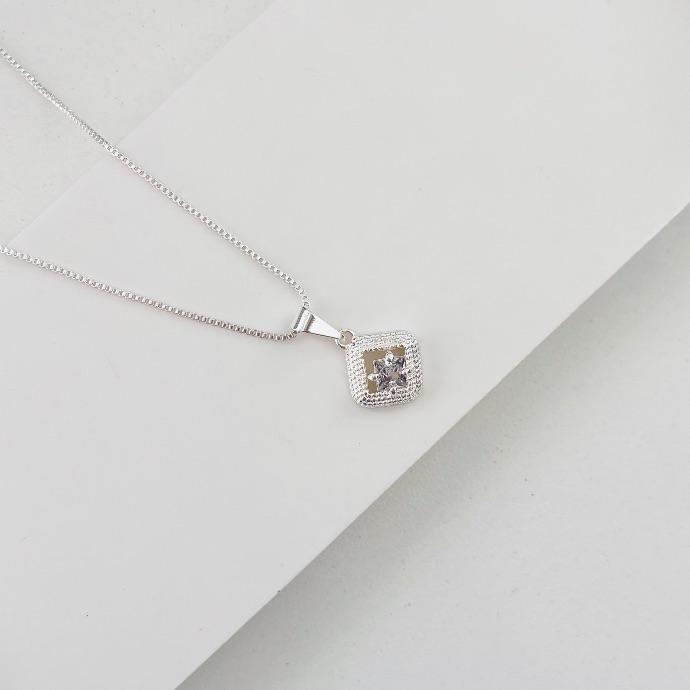 Colar quadrado com zirconia