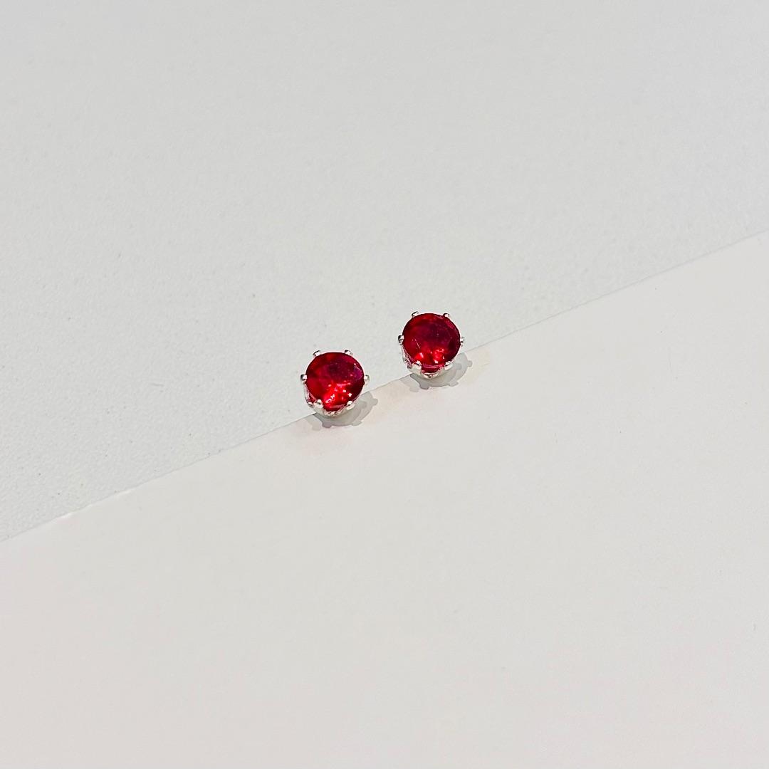 Brinco ponto de luz vermelho g
