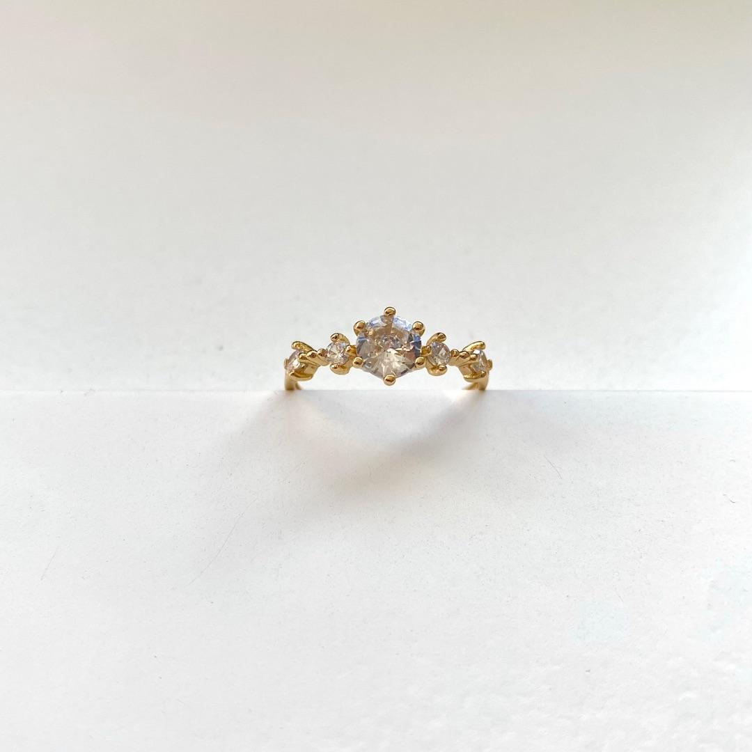Anel zirconia maior com pequenas zirconias