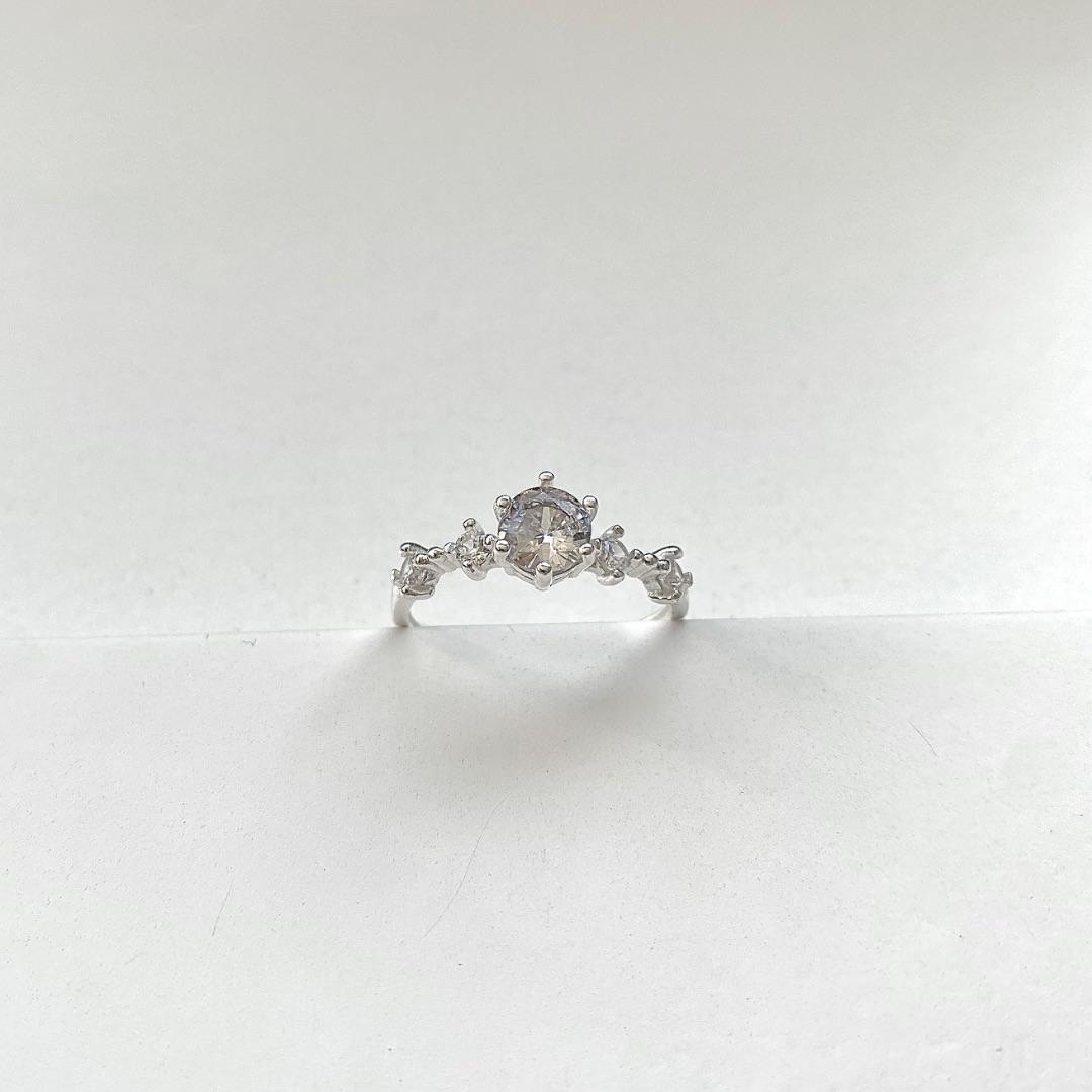 Anel zirconia maior com pequenas zirconias