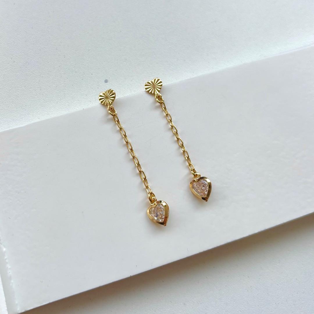 Brinco coração zirconia em fio corrente