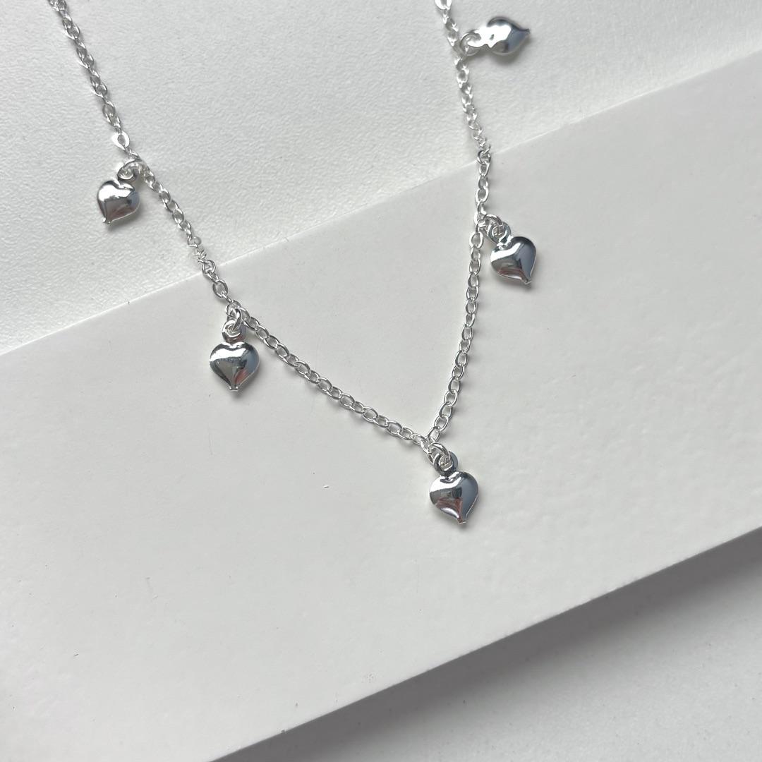 Choker cinco coraçõezinhos lisos