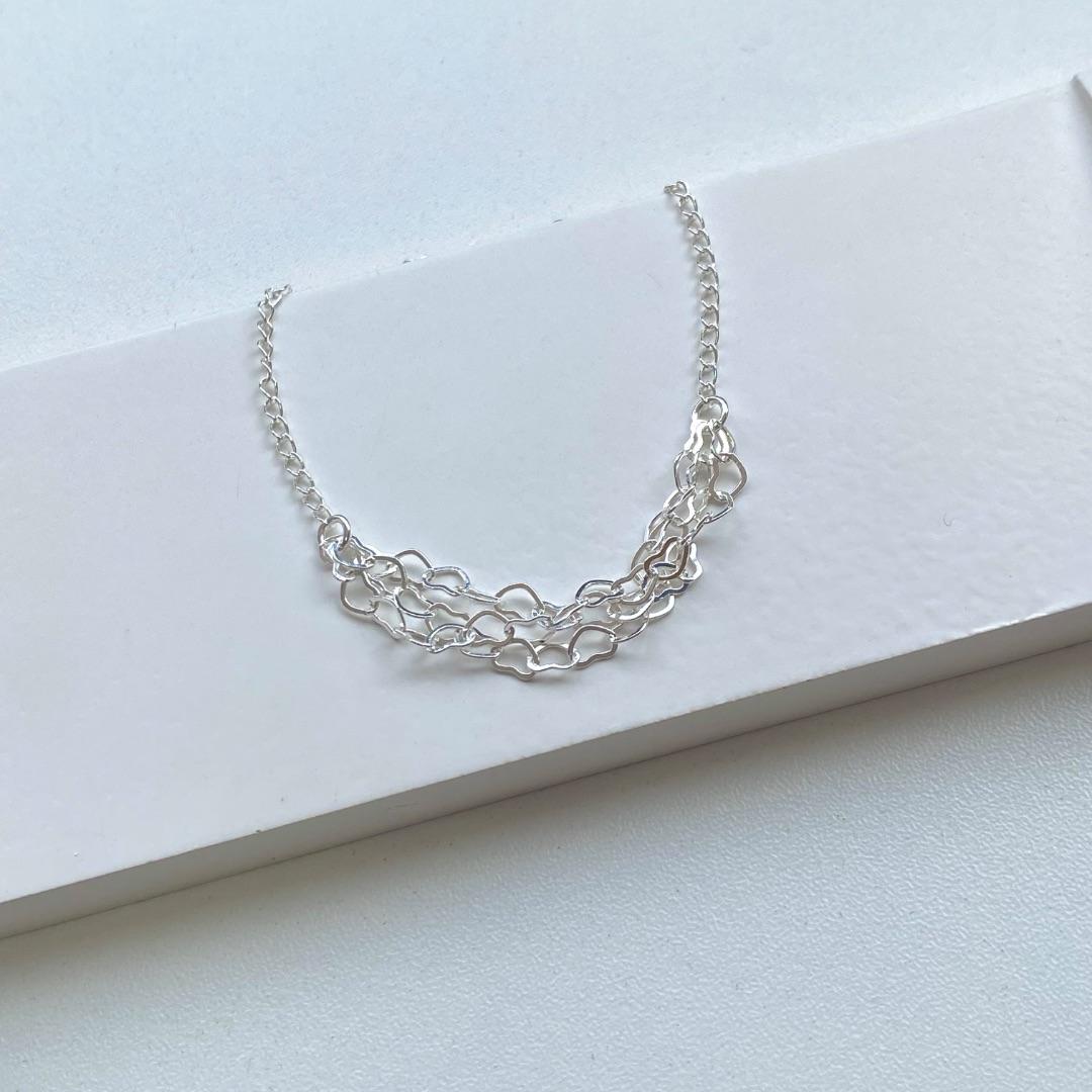 Pulseira com tres correntes no meio