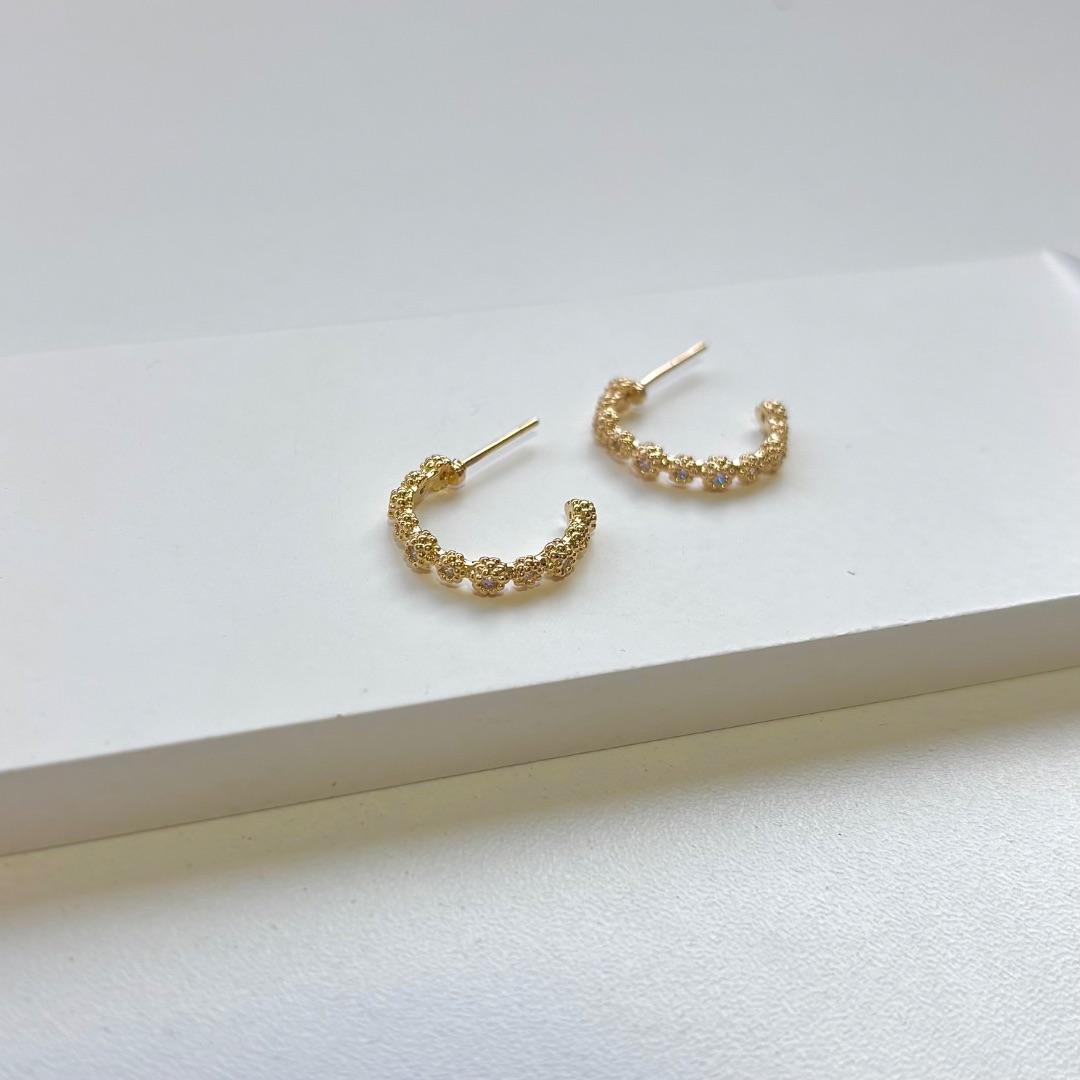 Brinco argola onze zirconias bolinhas
