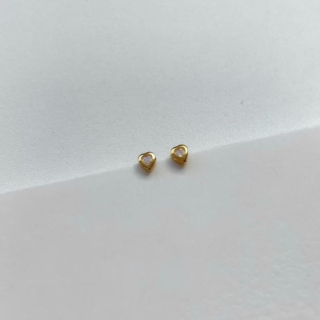 Brinco coraçãozinho zirconia- tarraxa baby