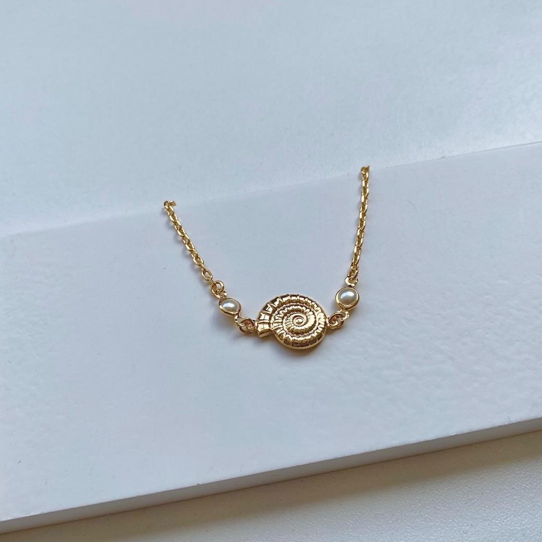 Pulseira caracol marinho com pérolas